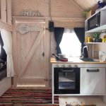 Holzspielhaus Küche frontal- Innenausbau