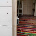 Holzspielhaus Magnet an der Tür unten