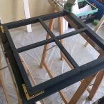 Holzspielhaus Tom Umbau der Fenster mit Winkel verstärkt