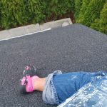 Holzspielhaus Tom die letzte Dachschindel vor dem Regen