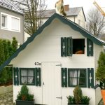 Holzspielhaus Tom mit Katze auf dem Dach