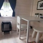 Tisch und Sitzgelegenheit im Holzspielhaus